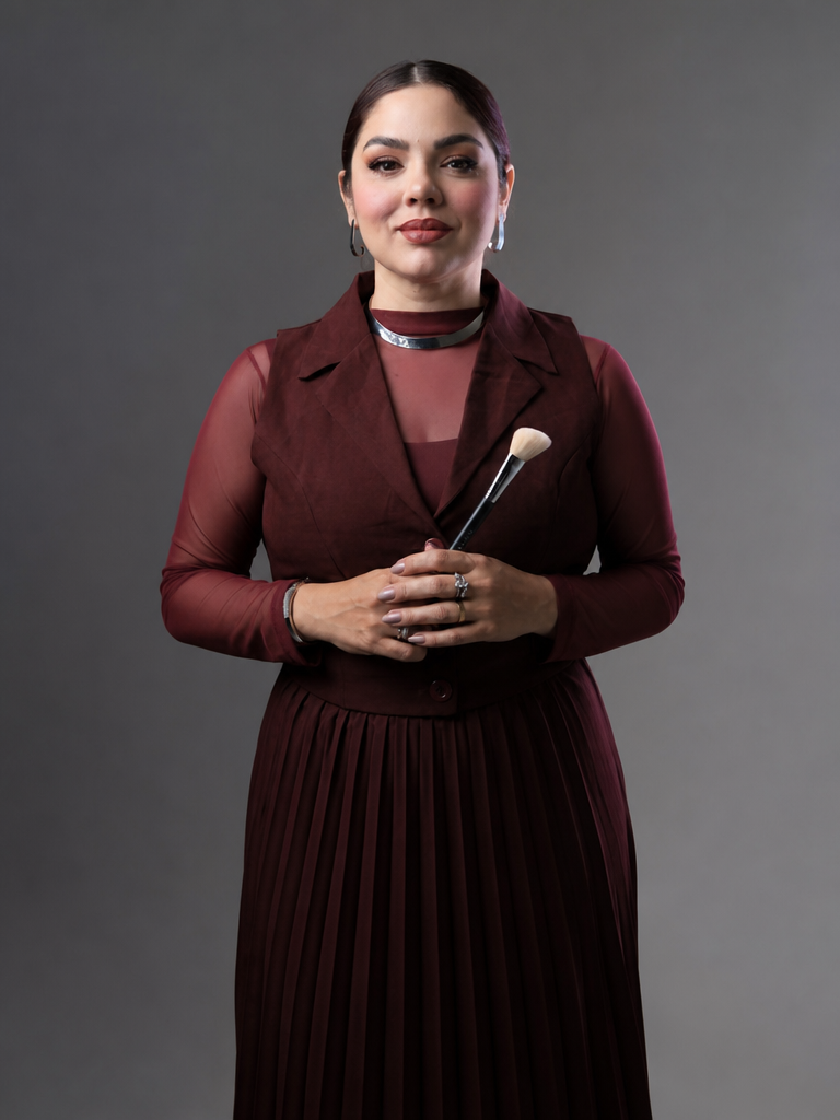 Suzzane Rodrigues sorrindo, em pose profissional com os dois braços à mostra